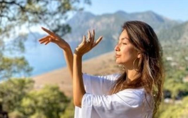 ترحيل مؤثرة روسية وزوجها من بالي بعد صورة عارية على "شجرة مقدسة"