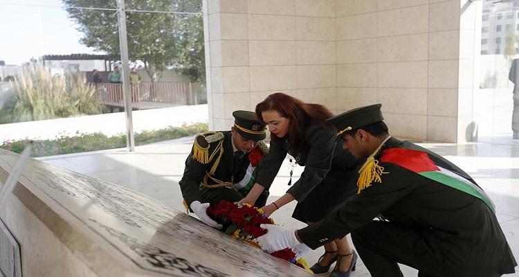 وزيرة خارجية الإكوادور تزور متحف عرفات وتضع اكليل زهور على ضريحه