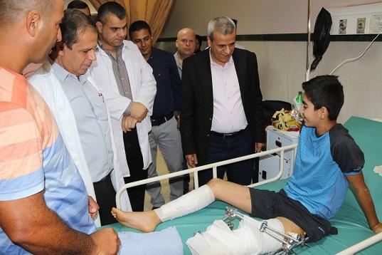 قلقيلية : المحافظ يزور الطفل الجريح محمود القدومي في مشفى درويش نزال