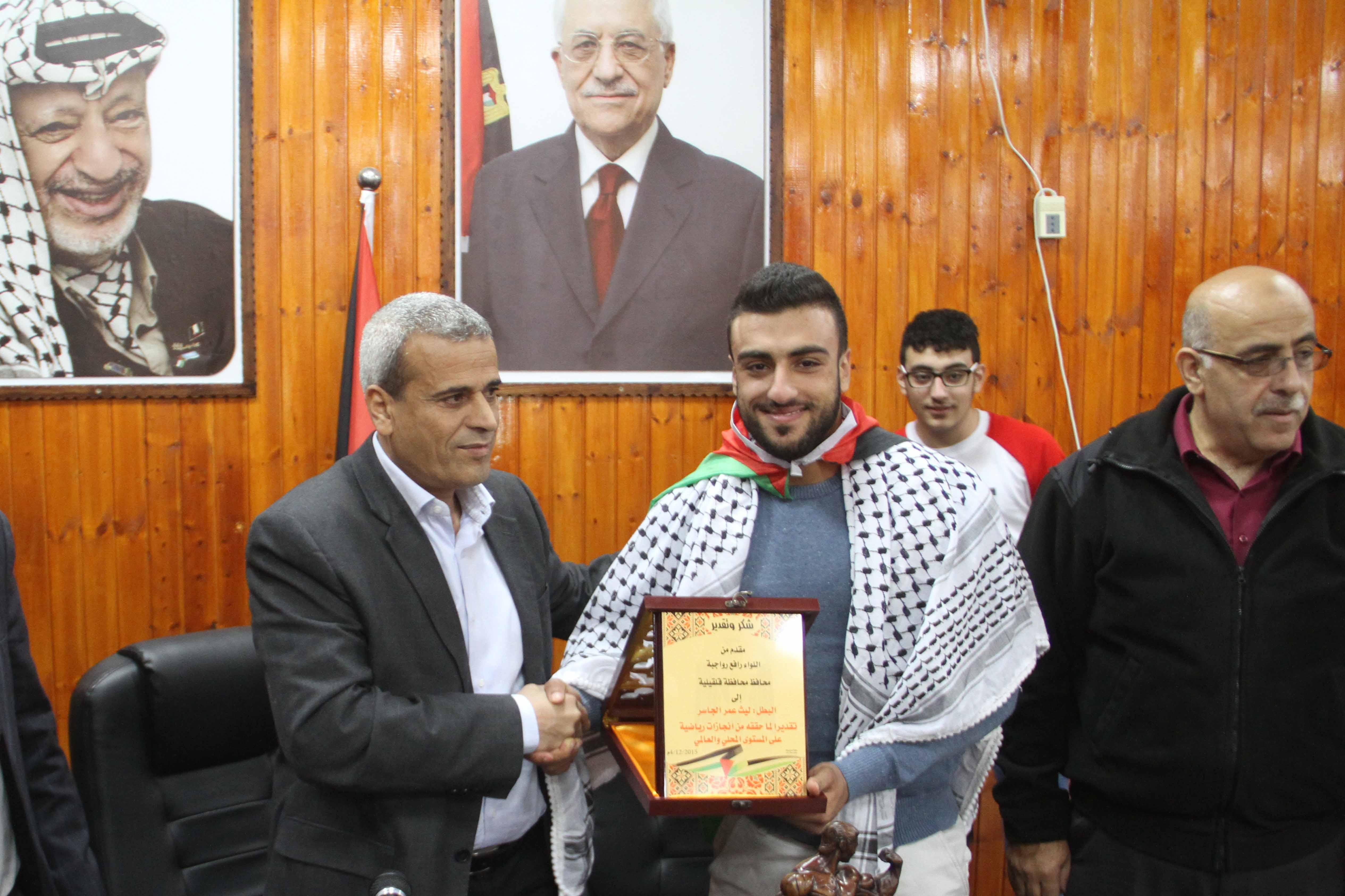 قلقيلية : المحافظة وحركة فتح يكرمان بطل كمال الأجسام ليث الجاسر.