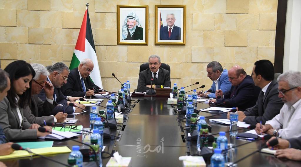 أشتية يبحث السبل القانونية لمواجهة القرصنة الإسرائيلية