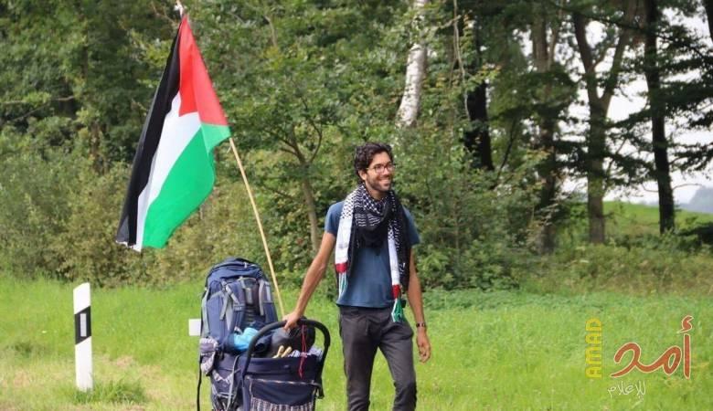 متضامن سويدي يصل التشيك في طريقه إلى فلسطين سيرا على الأقدام