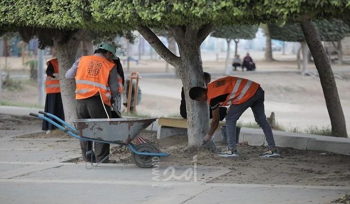 بلدية غزة وجمعية الخريجات تنفذان مبادرة لتنظيف وتجميل حديقة الصداقة