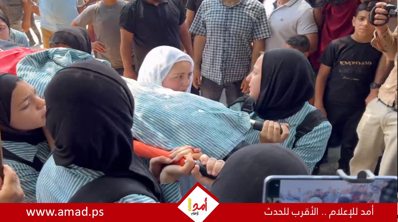 صديقات الشهيدة الطفلة سديل نغنغية يحملن نعشها خلال المشاركة في التشييع- فيديو