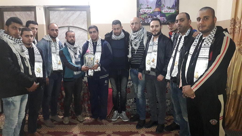 الكادر الفتحاوي يزور الصحفي نصر ابو فول