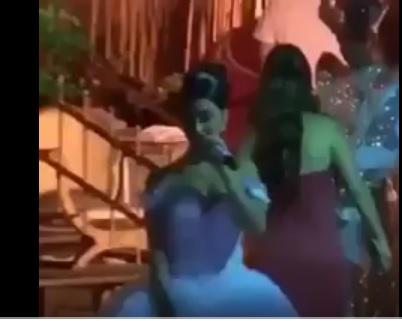 بالفيديو.. شاهد ماذا فعل عريس لحظة غناء زوجته بحفل زفافهما