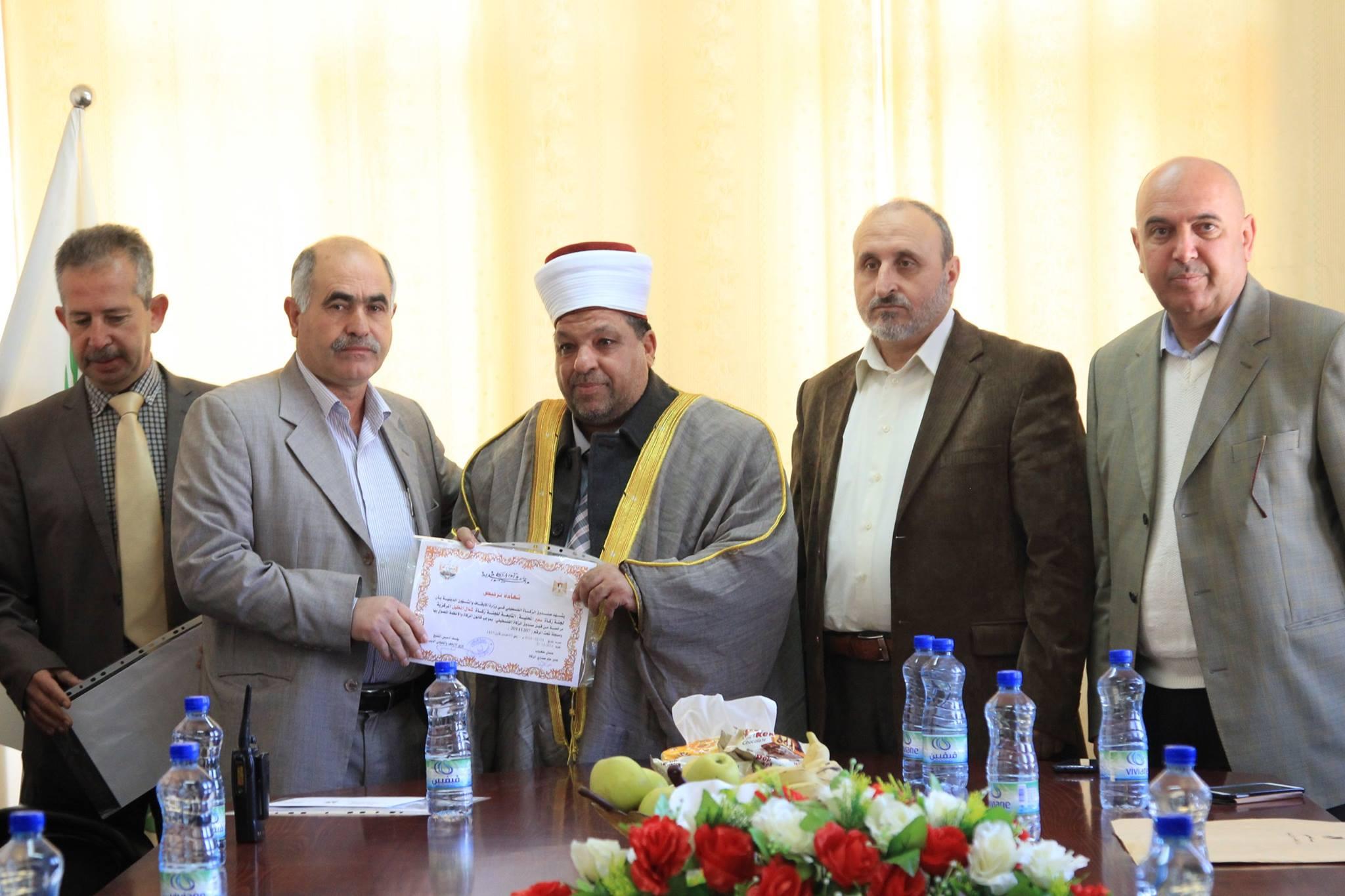 ادعيس يصادق على ترخيص 4 لجان زكاة جديدة في الخليل