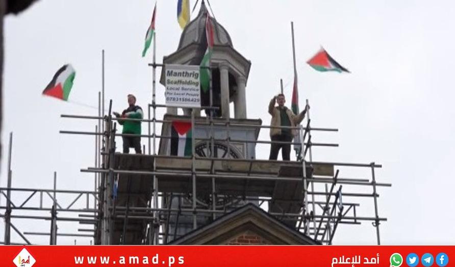 ناشطون بريطانيون يرفعون أعلامًا فلسطينية على بناية بلدية بريطانية -فيديو