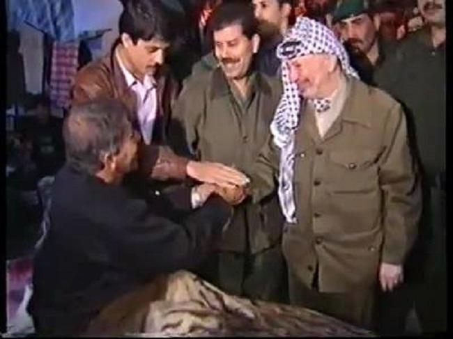 الخالد يصافح الوطني الزق خلال اعتصام تضامني مع الأسرى 1998