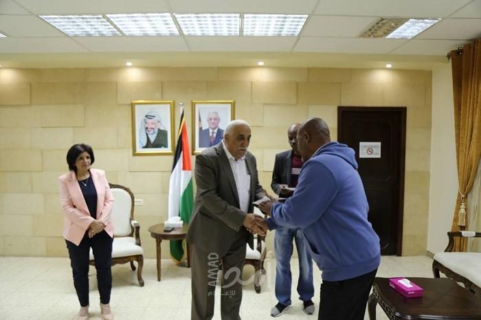 محافظ أريحا والأغوار يسلم مكرمة عباس لعدد من الأسر المحتاجة
