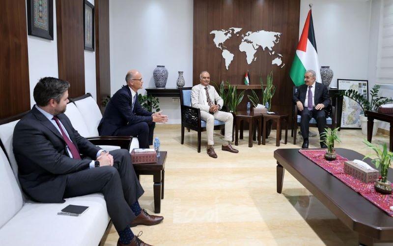 اشتية يستقبل ممثل البنك الدولي في فلسطين لمناسبة انتهاء مهامه