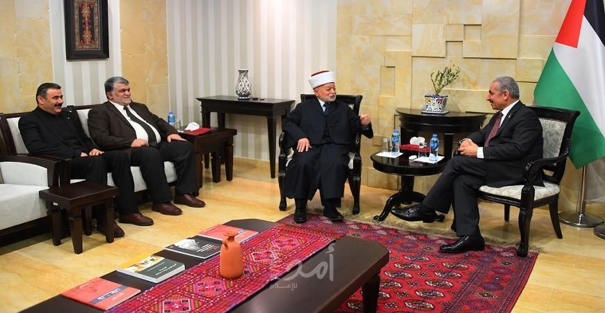 أشتية يلتقي مفتي القدس ويؤكد أن المقدسيين خط الدفاع الأول عن الأمة