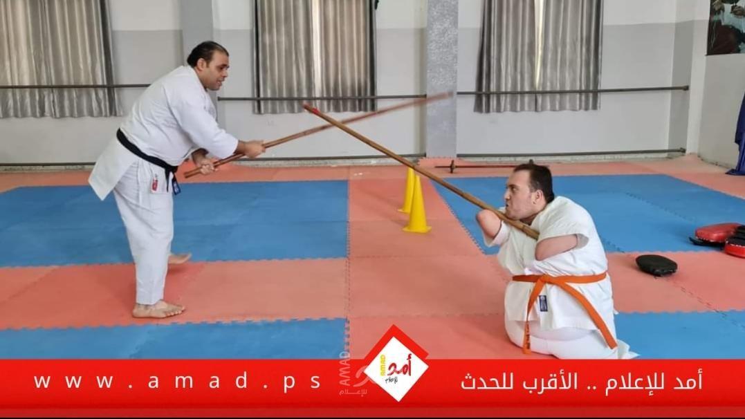 بلا أطراف .. الفلسطيني "يوسف أبو عمرة" يتحدى الإعاقة ويمارس رياضة "الكاراتيه"  - فيديو