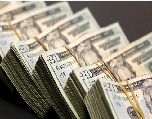 الدولار يتجه لأعلى مستوى في عام في ظل المخاوف التجارية