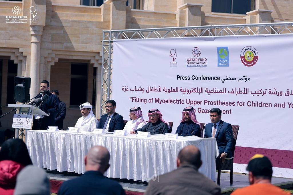 مستشفى حمد يطلق ورشة تركيب الأطراف الإلكترونية العلوية لأطفال وشباب غزة