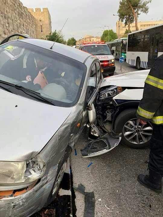 اصابة "مواطنة" في حادث سير بالخليل