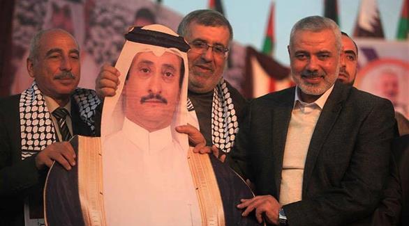 "التواصل الاجتماعي" يشتعل غضبا فلسطينيا بعد ظهور هنية في صورة مع "مجسّم" لمليونير قطري