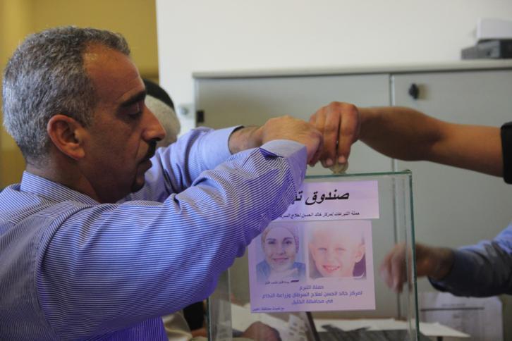 عبد الرحيم يتسلم من محافظ الخليل دفعة من تبرعات حملة مركز خالد الحسن في الخليل