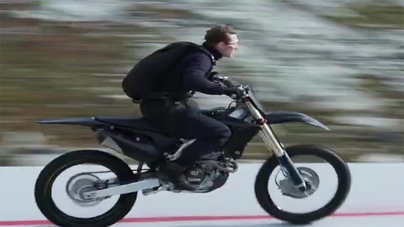 صور وفيديو.. توم كروز ينشر مشهد خطير من كواليس فيلمه الأخير mission impossible 8