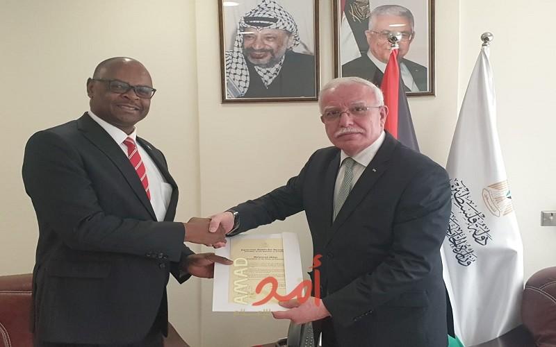 الوزير المالكي يتسلم نسخة من أوراق اعتماد سفير زيمبابوي غير المقيم لدى فلسطين