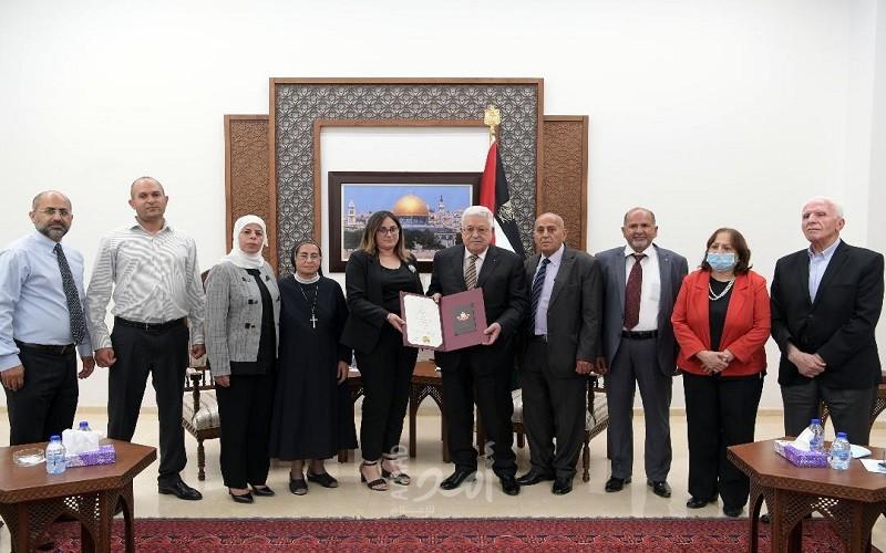 الرئيس عباس يمنح المناضلة الراحلة فريال سالم قرط "نجمة الحرية" من وسام دولة فلسطين