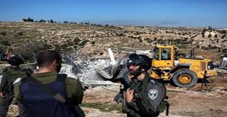 قوات الاحتلال تهدم جدراناً استنادية وتزيل أسلاكاً شائكة في قرية النبي صموئيل بالقدس