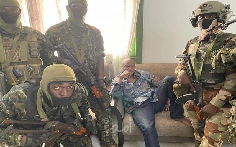 القوات الخاصة في غينيا تحتجز الرئيس في القصر الرئاسي وتعلن حل مؤسسات الدولة