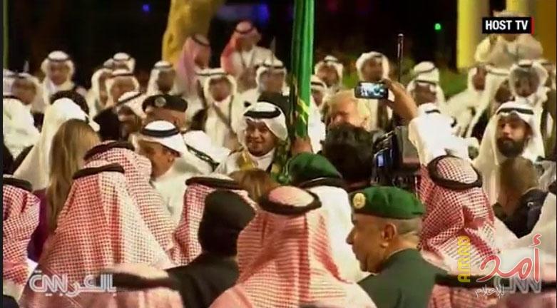 الملك سلمان وترامب يؤديان العرضة في الرياض