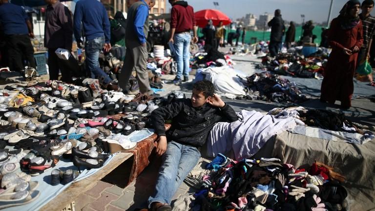 أسواق الملابس عشية العيد في قطاع غزة .. أوجاع تجتاح التجار وأزمة تمنع المواطنين
