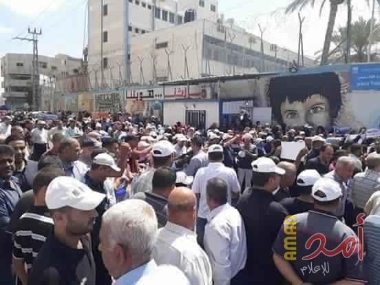 صور.. الآلاف يتظاهرون ضد تقليصات الأونروا بغزة
