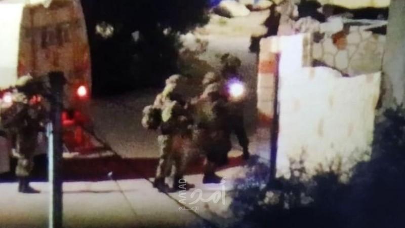 قوات الاحتلال والمستوطنون يقتحمون منزلا في سلوان ويباشرون أعمال بناء فيه