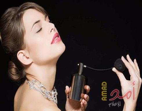 لهذا السبب توقّفي عن رشِّ العطر على شعركِ!
