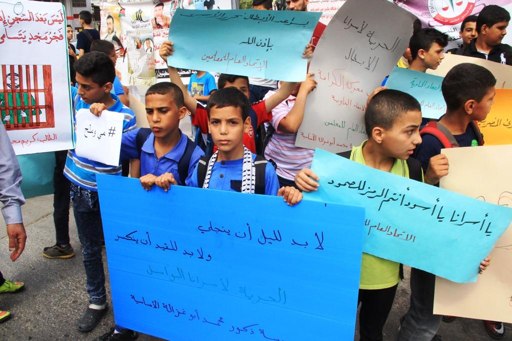 قلقيلية: المئات يؤدون "الجمعة" أمام مشفى لوكالة الغوث احتجاجاً على إغلاقه