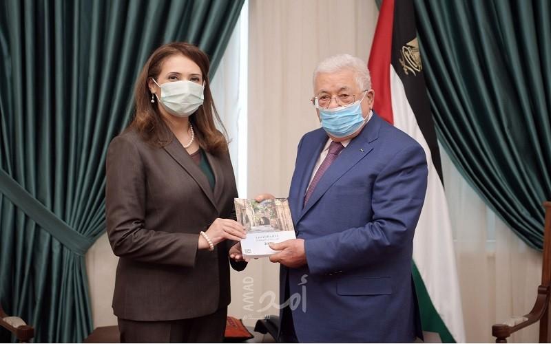 الرئيس عباس يتسلم التقريرين الاحصائيين السنويين الخاصين بالقدس وفلسطين