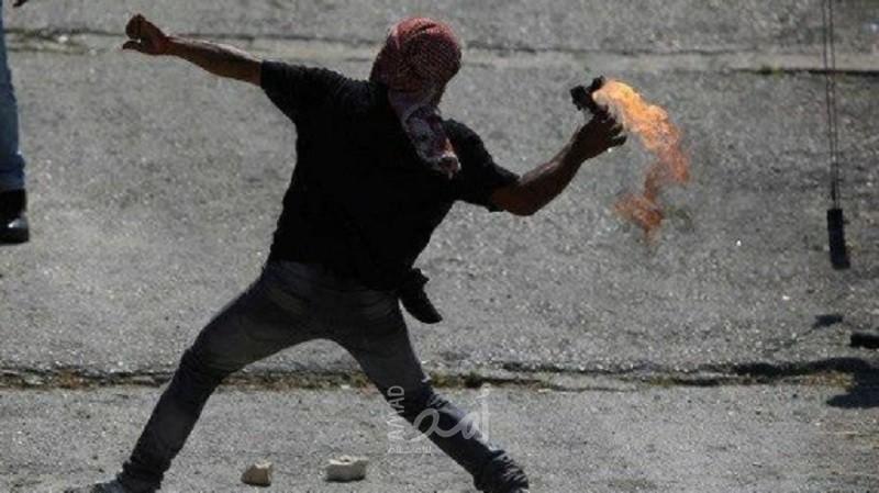 شبان يلقون "زجاجات حارقة" تجاه جنود الاحتلال في الخليل