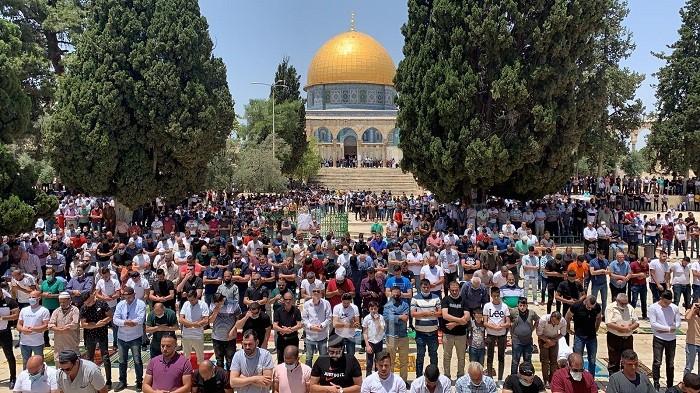 آلاف المصلين يؤدون صلاة الجمعة في المسجد الأقصى بعد أسابيع من الإغلاق بسبب "كورونا"- فيديو وصور