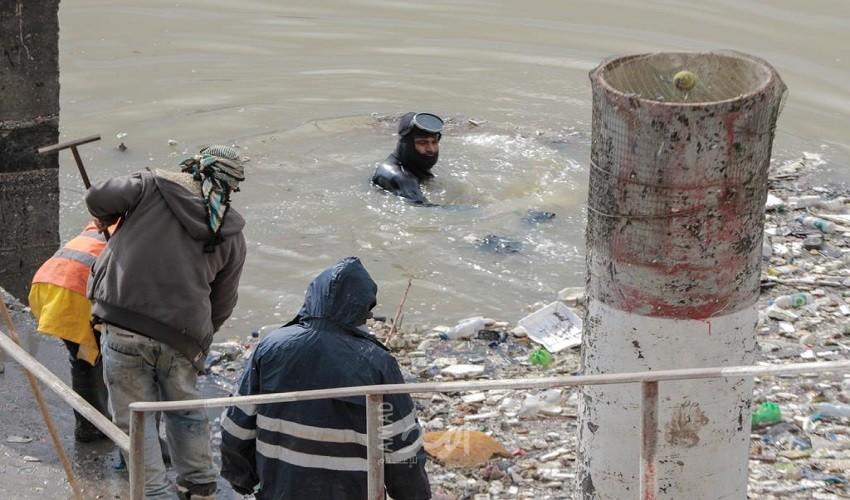 بلدية غزة: غواصون من طواقم لجنة الطوارئ ينفذون أعمال تنظيف خطوط مضخات بركة الشيخ رضوا
