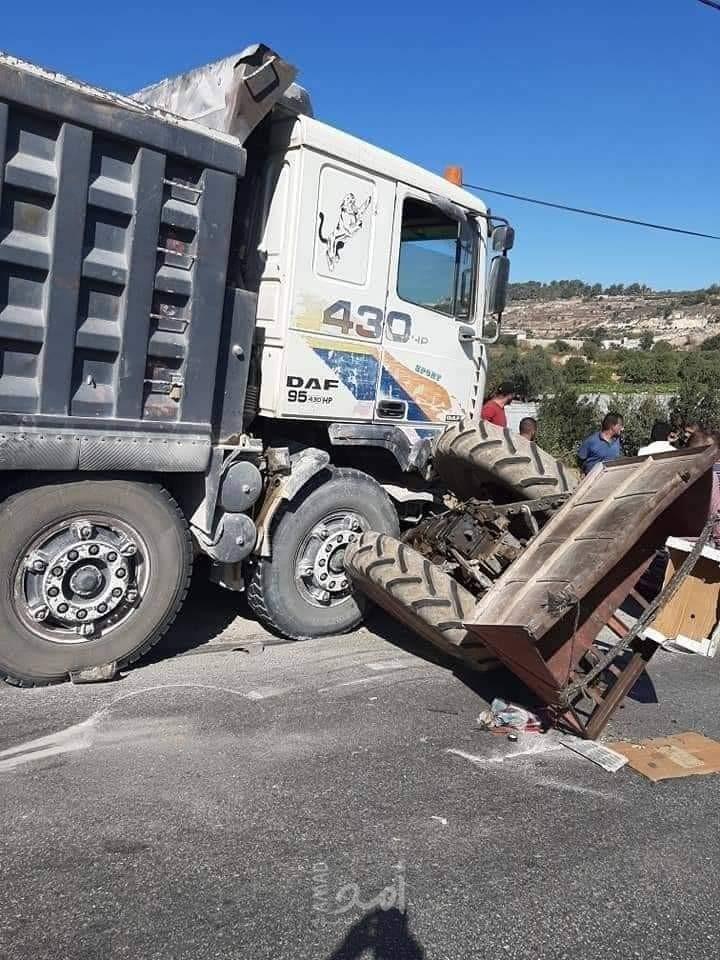إصابة سائق شاحنة بعد انقلابها شرق بيت لحم