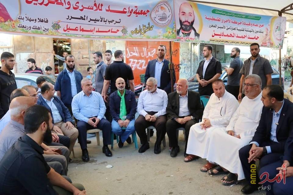 هنية يهنئ عدد من الأسرى المحررين في غزة بمناسبة الإفراج عنهم من السجون الإسرائيلية