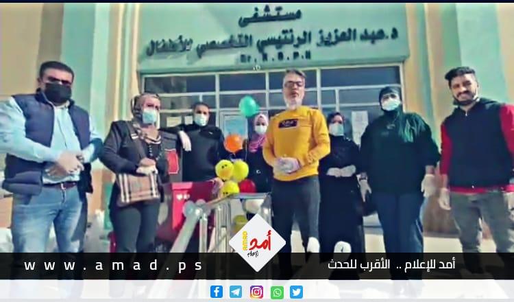 "ابراهيم حسونة" فلسطيني يلجأ للهدايا برسم الابتسامة لتخفيف أوجاع أطفال مرضى السرطان وكبار السن بغزة