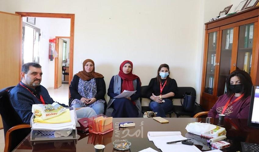 تنمية يطا وتنمية طولكرم وانقاذ الطفل يسلمون  منحاً مالية للأطفال من ذوي الإعاقة