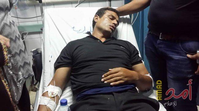 نقل الصحفي "عمر أبو عوض" للمستشفى بعد أن احتجزه جيش الاحتلال  في أريحا