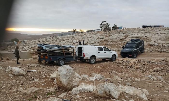 الخليل: جيش الاحتلال يفكك "بركسا" ويستولي على "كونتينر"