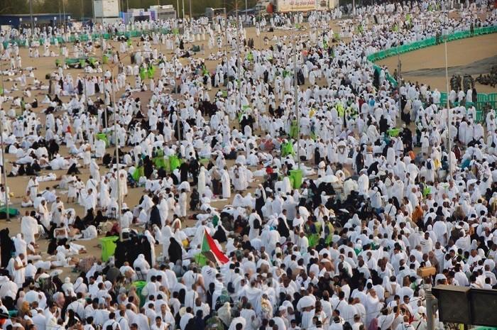 الحجاج ينفرون إلى مزدلفة بعد الوقوف بعرفة