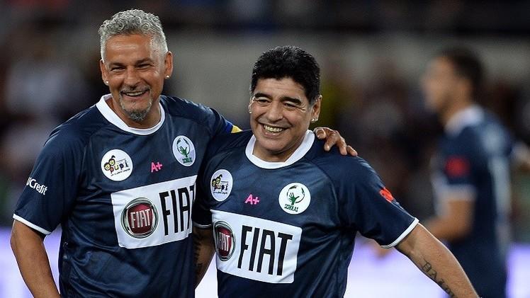 بالفيديو.. مارادونا يوزع وباجيو يسجل
