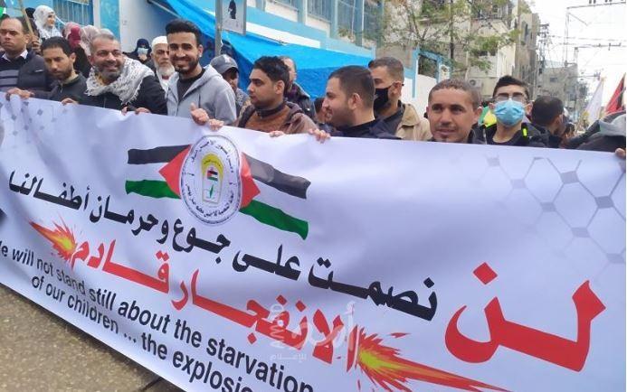 اللجنة الشعبية للاجئين تنظم وقفة احتجاجية ضد تقليصات وكالة الغوث - صور