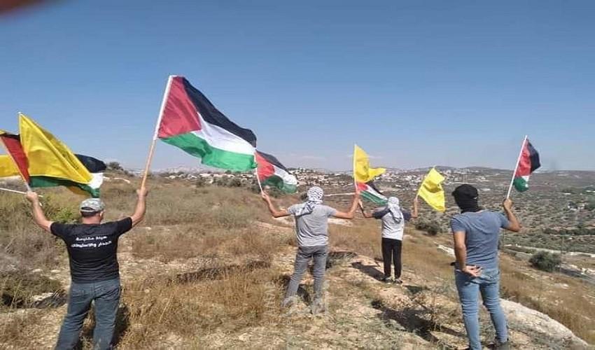 مظاهرات في مدن الضفة لرفع الأعلام الفلسطينية رداً على مسيرات المستوطنين