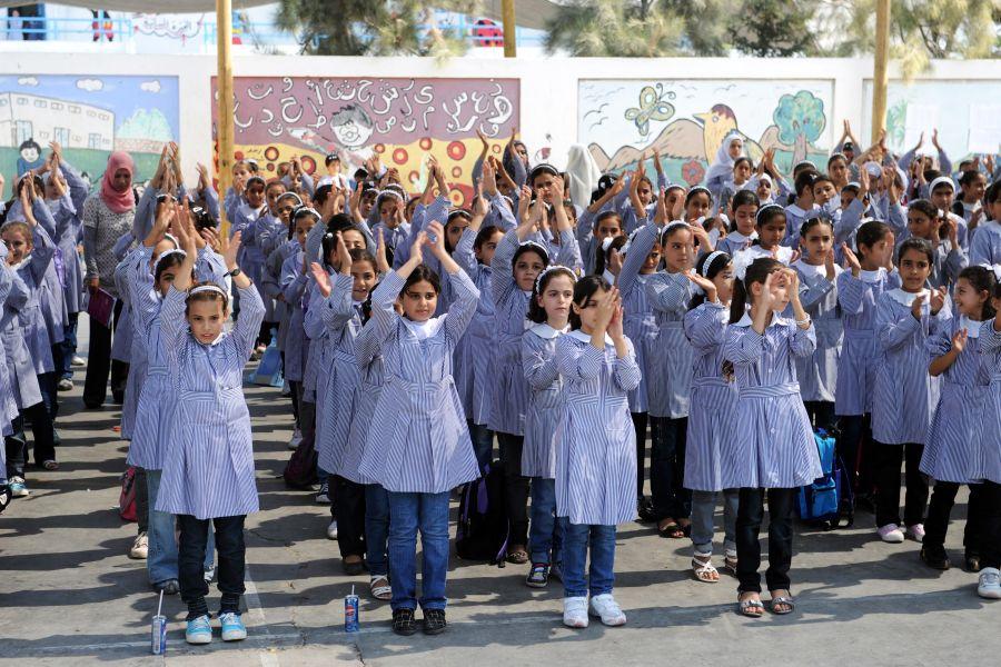 الأونروا تزود 263,229 طالباً وطالبة بالقرطاسية بمناسبة العودة إلى المدارس في غزة