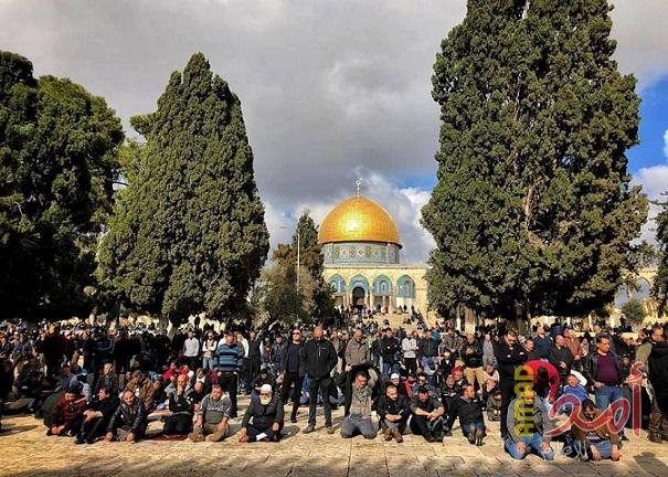 القدس: 40 ألفاً يؤدون "الجمعة" برحاب "الأقصى" ومصلى "الرحمة" وباب الأسباط