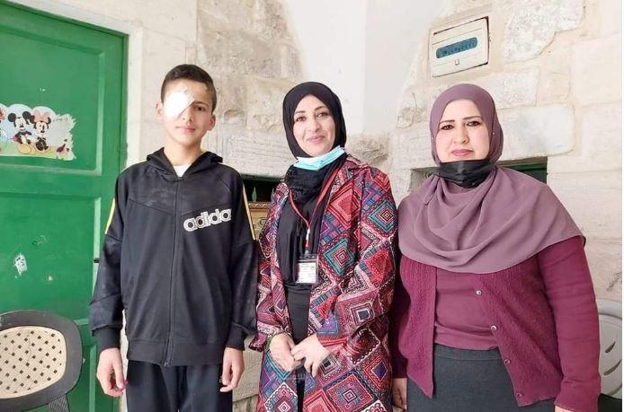 حماية الطفولة بتنمية الخليل تزور الطفل البطش فقد احدى عينيه برصاص قوات الاحتلال 